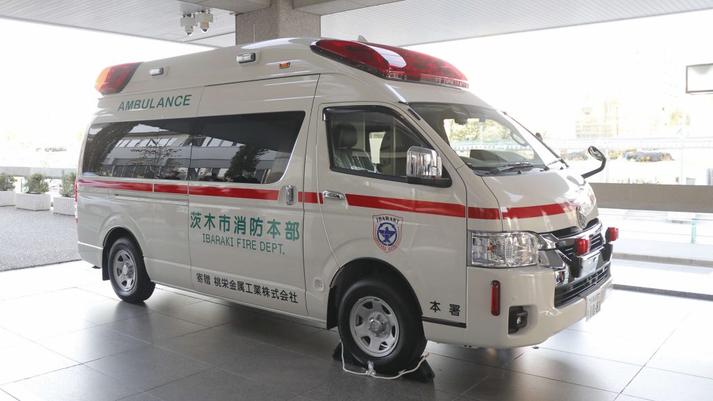 茨木市へ救急自動車を寄贈しました。